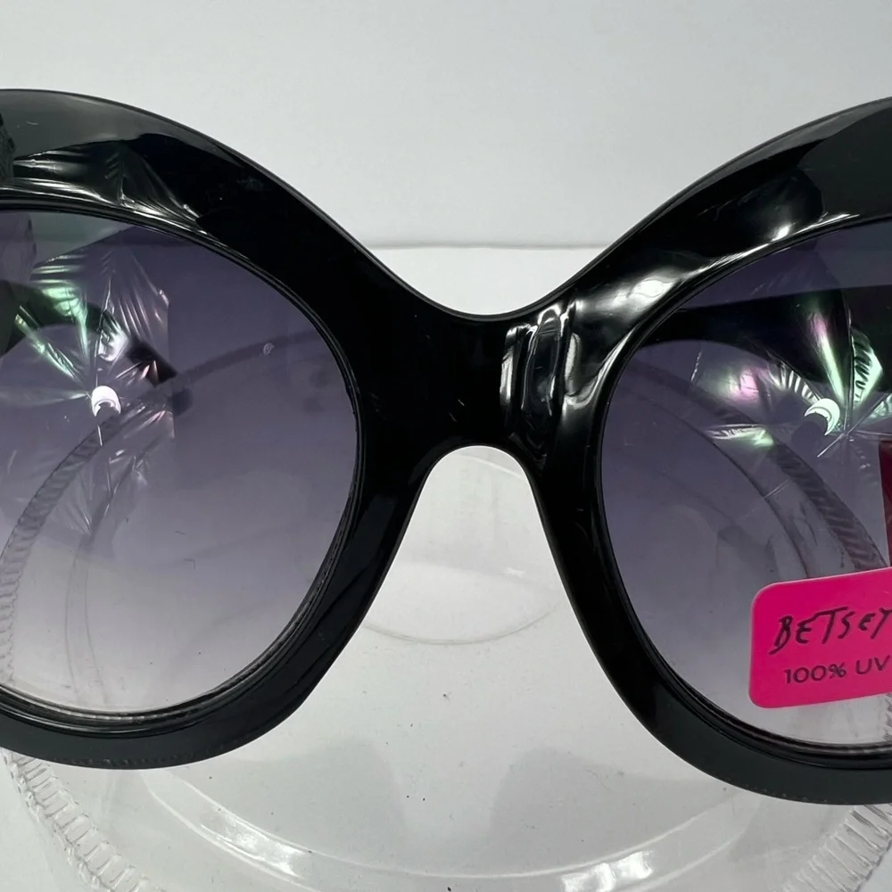 BETSEY JOHNSON FLORAL BLACK FRAME 100% UV PROTECTION WITH BLACK FRAME
